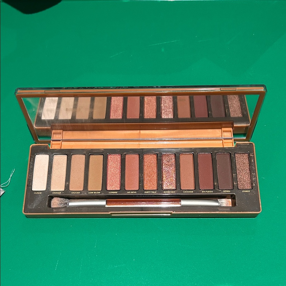 Urban Decay Naked Heat Eyeshadow Palette - Brown & Copper Hues - Picture 2 of 4